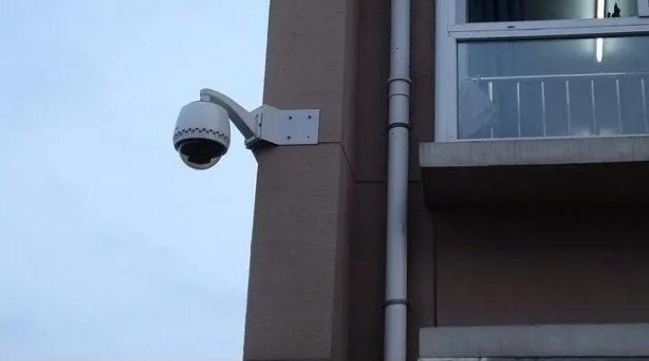 监控安装设备的摄像机需要使用防护罩的原因是什么？