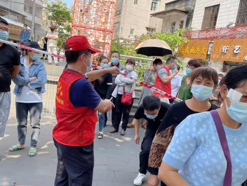 海口市市场监管局龙华分局机关二支部党员志愿者支援核酸检测一线