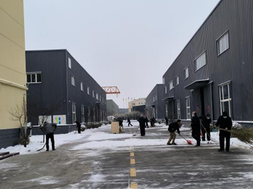 瑞雪兆豐年，正月十二石家莊迎來龍年場大雪，蕓豪科技趙縣工廠清理積雪現(xiàn)場