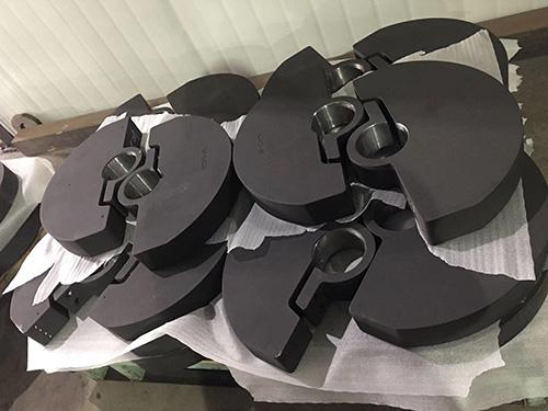 振动电机两端安装可调偏心块有哪些作用？