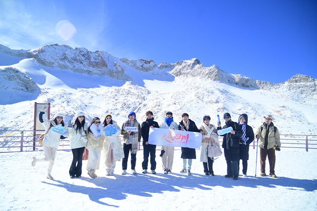 达古冰川冬季旅游升温 “冰川大玩家”活动引领新潮流