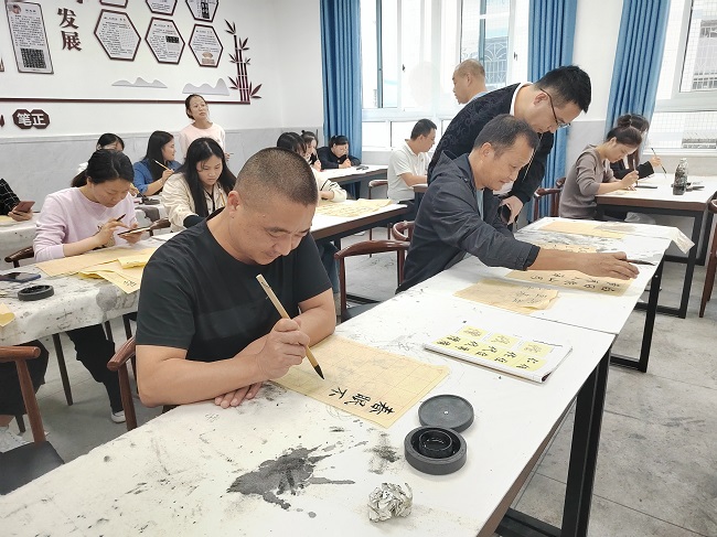 隆昌市界市镇中心学校举行教师书法比赛
