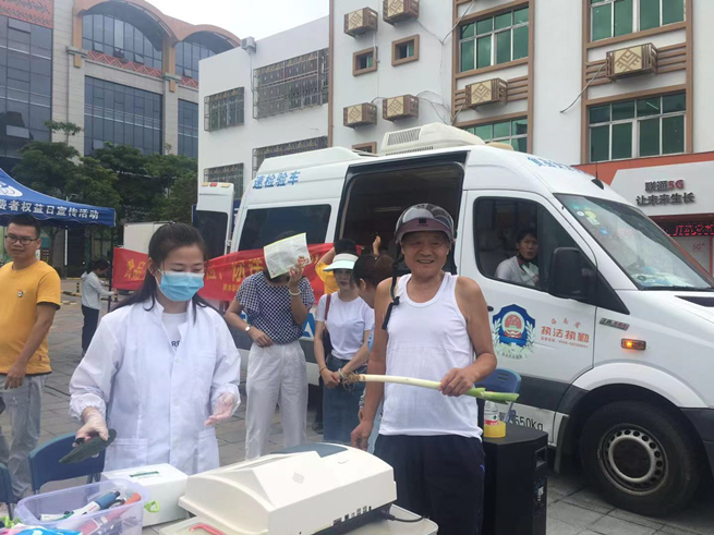 海南陵水县开展2021年全国食品安全宣传周活动 市民现场抽检拍手称快
