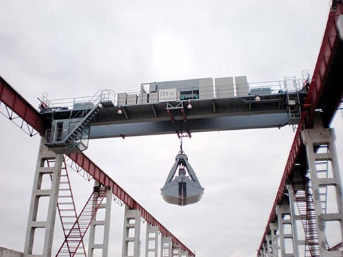 橋式起重機的功能及其運行方法