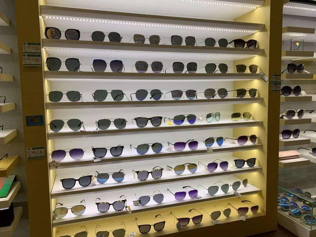 眼镜店如何利用眼镜柜的优势陈列好商品