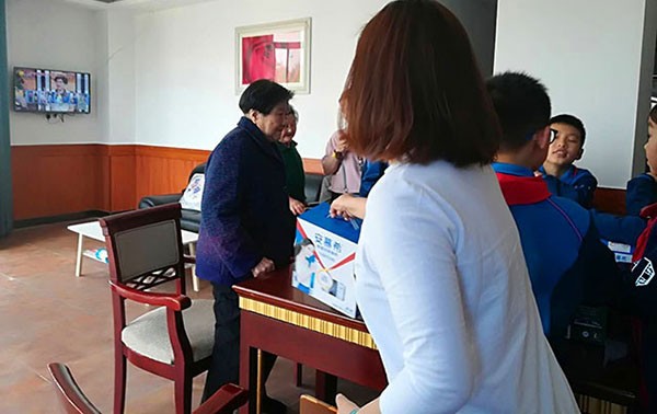 养老院活动-关爱老人