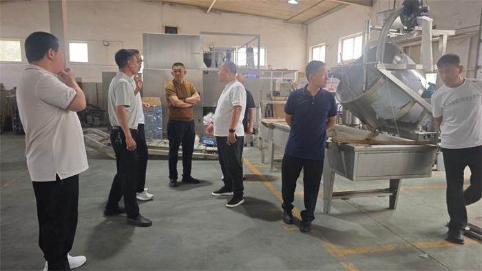 客户来访得宝公司考察油炸流水线工艺技术