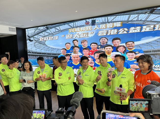 香港陈百祥等明星团队抵蓉 即将开启港蓉精彩足球赛