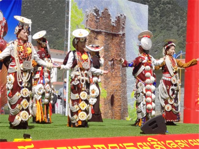 四川甘孜道孚：扎坝非遗特色文艺汇演暨服饰选美比赛举办