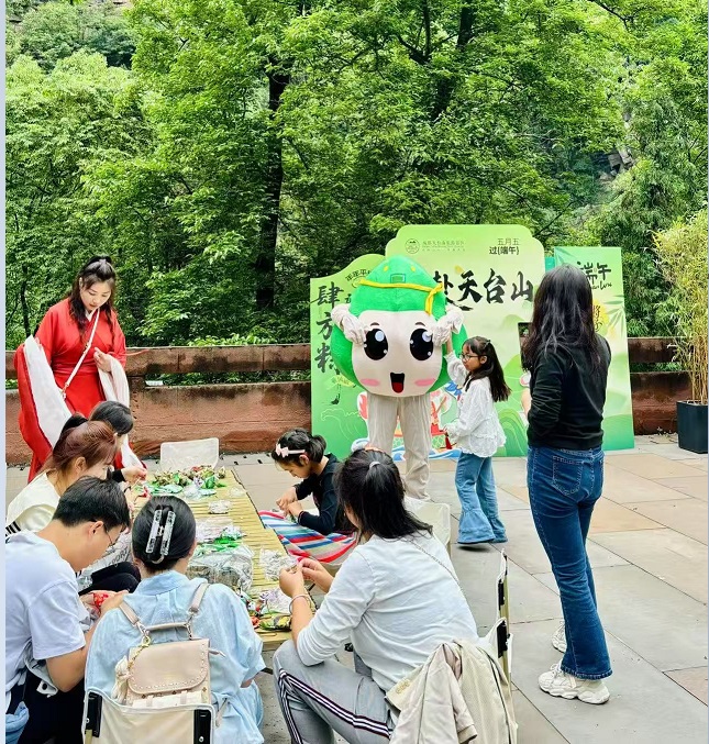 射五毒、香囊手作 DIY 、诗词互动……成都天台山景区开展端午节沉浸式体验活动