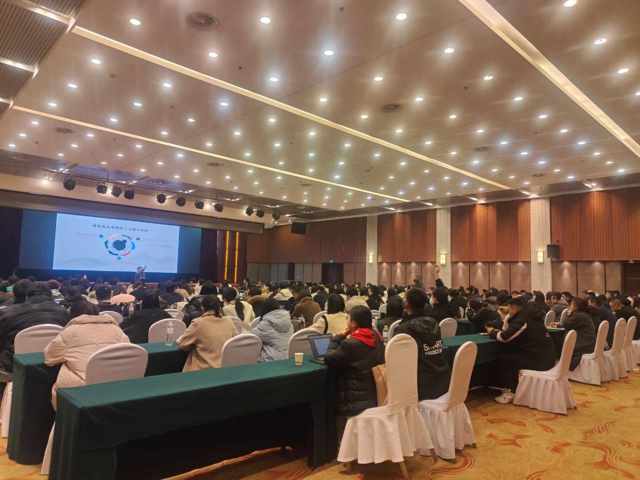 三月，万物复苏，外贸行业也迎来了开年黄金期！阿里巴巴国际站潍照区域王者争霸赛赢站2025业务提升高阶课火热开启！