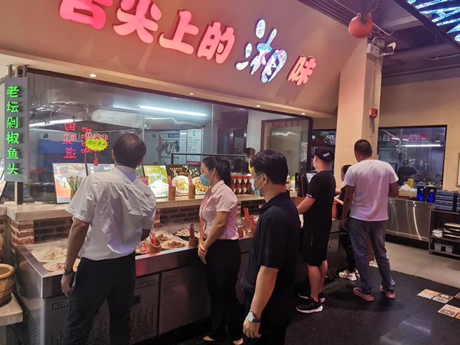 海南保亭聚焦“网红餐厅”开展“餐饮安全你我同查”工作