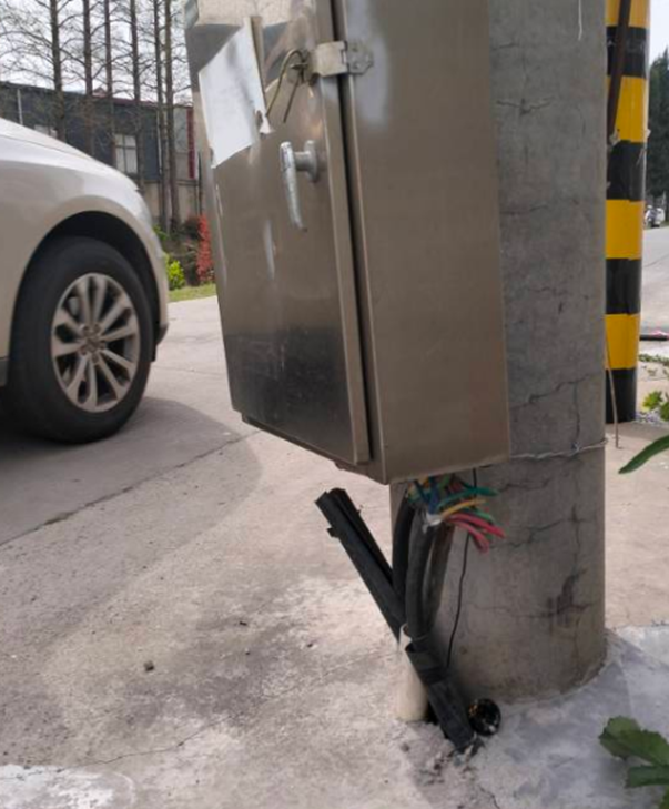 High-voltage electronic intelligent warning device for outdoor power facilities to prevent external breakage of the installed security shield