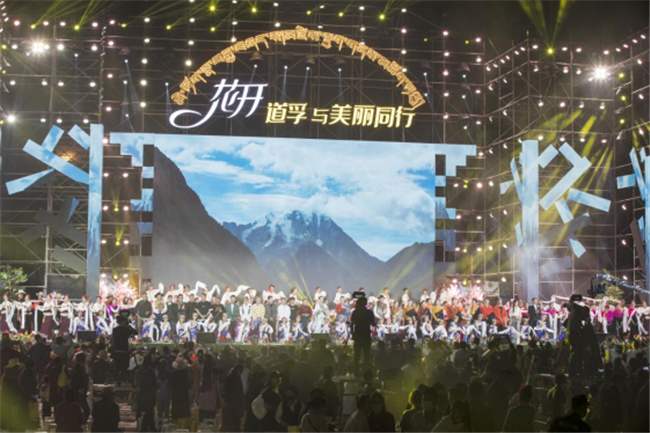 第六届安巴文化旅游季文艺晚会在道孚县举行