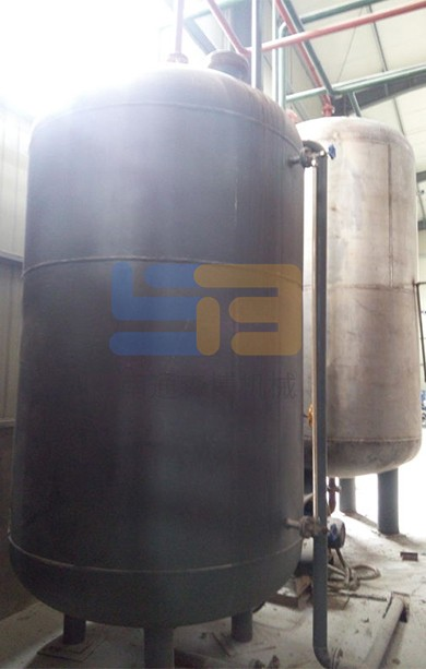 Circulating hot water tank