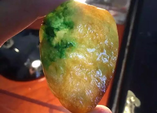 翡翠黃加綠一念之間巧雕