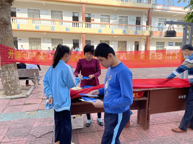 万宁市市场监督管理局开展法治进校园宣传活动