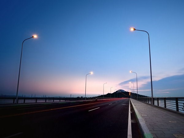 哪些方面对LED路灯使用寿命有一定的危害？
