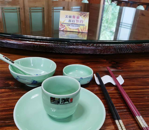 海南保亭县开展文明餐桌大行动