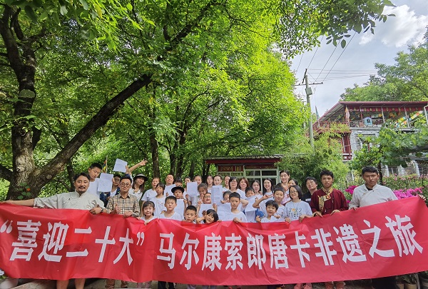 四川马尔康：唐卡非遗传承长征精神