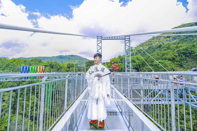 海南呀诺达景区“魅力雨林游”掀“五一”旅游热潮