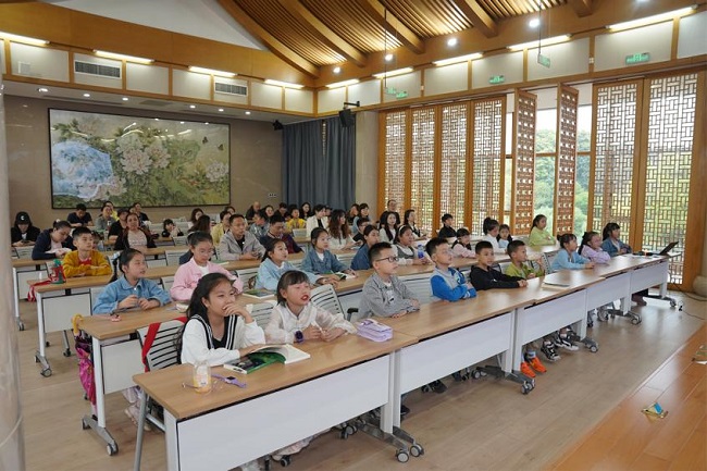 重庆市江北区图书馆举办“读书月，读给你听”青少年诗歌散文朗诵活动