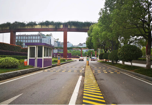 蓝卡科技推出LCD高速车牌识别道闸扫码付一体机 助力无人停车建设