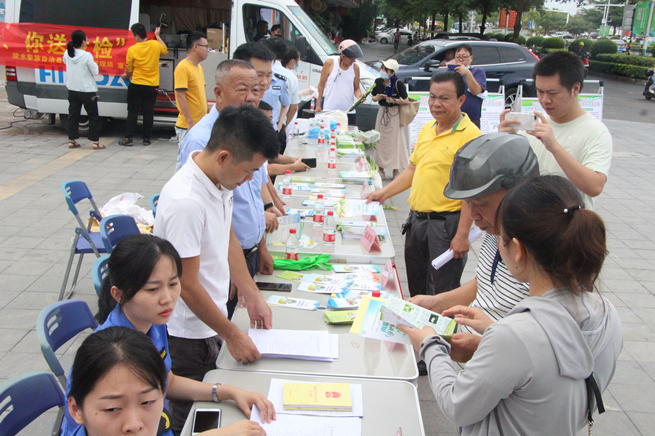 海南陵水县开展2021年全国食品安全宣传周活动 市民现场抽检拍手称快