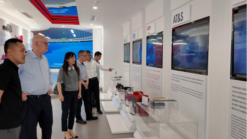 Delegation Led by Rudolf Scharping Visits Zhonglou District for Exchange and Cooperation
