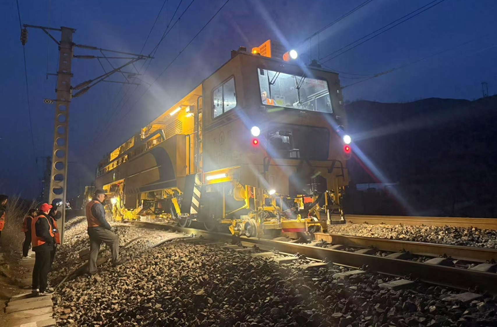 The energy overload channel of the Wari Railway is undergoing centralized spring repair construction