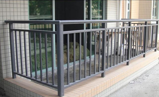 阳台护栏用什么材料好？栏杆之间的间距多少比较安全？