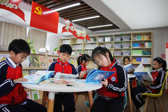 浙江温岭：捧读新书庆六一