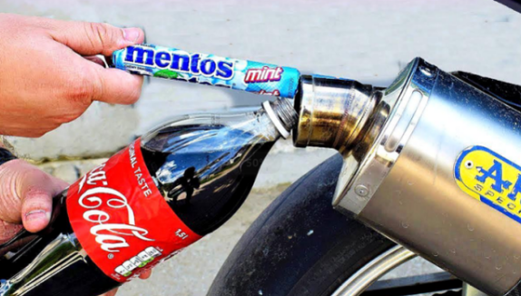 可乐和曼妥思与摩托车排气管的反应
