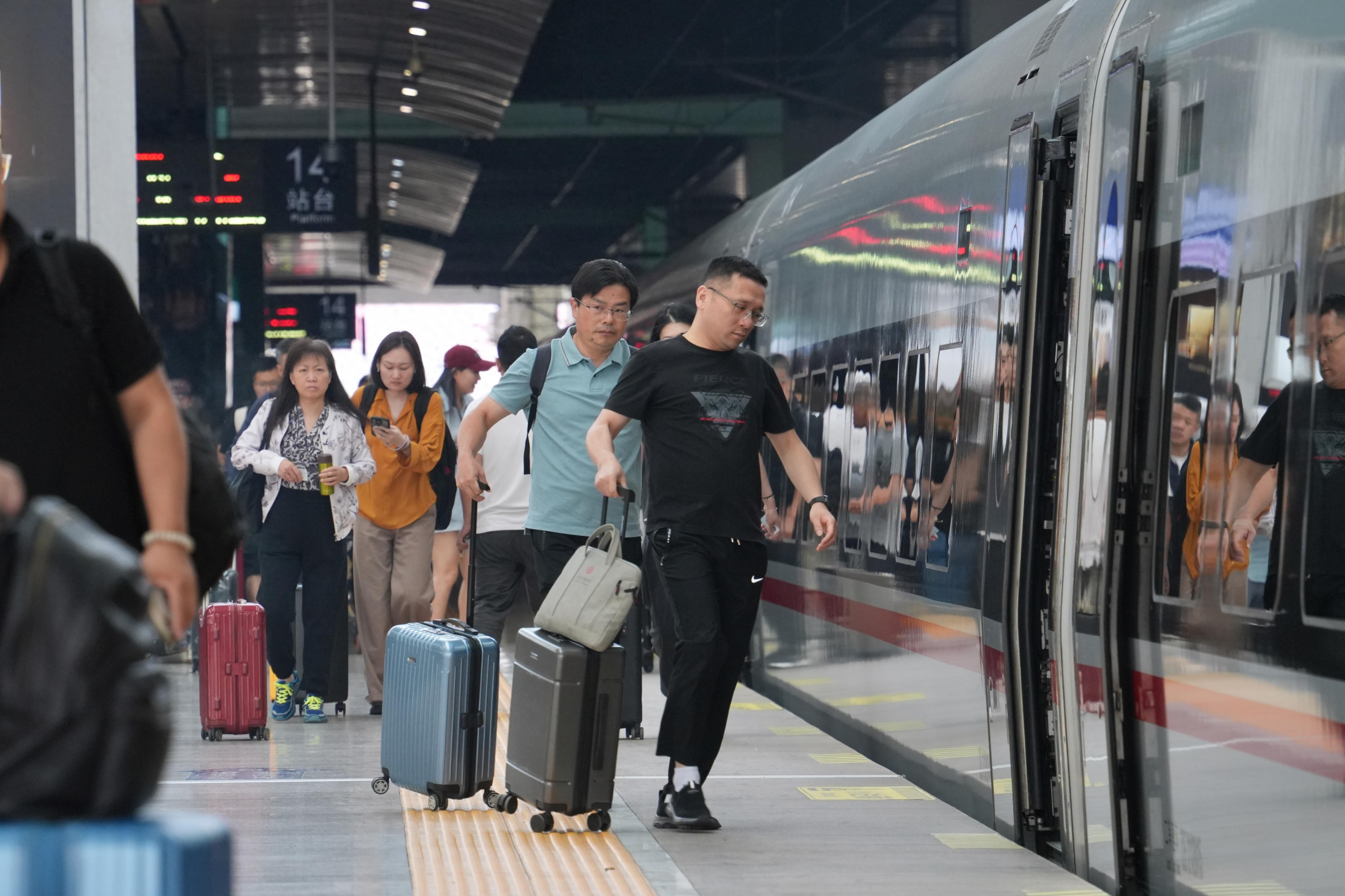 Starting from July 1st, a new railway timetable will be implemented nationwide, and the frequency of train stops will be increased in counties and cities around Beijing