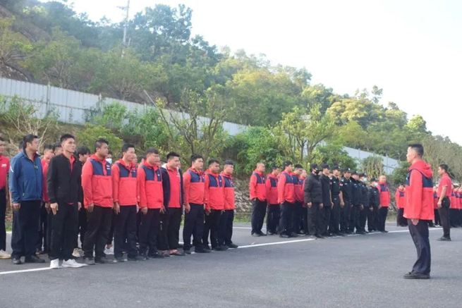 五指山红峡谷景区半军事化管理打造团队