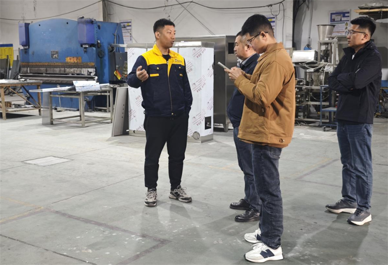 河北客户来得宝公司考察油炸生产线的工艺技术