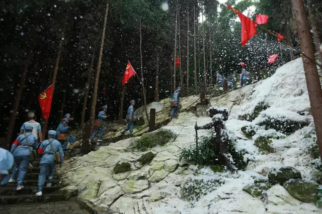 大手牵小手，邛崃高何体验红军精神