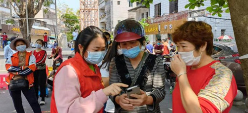 海口市市场监管局龙华分局机关二支部党员志愿者支援核酸检测一线