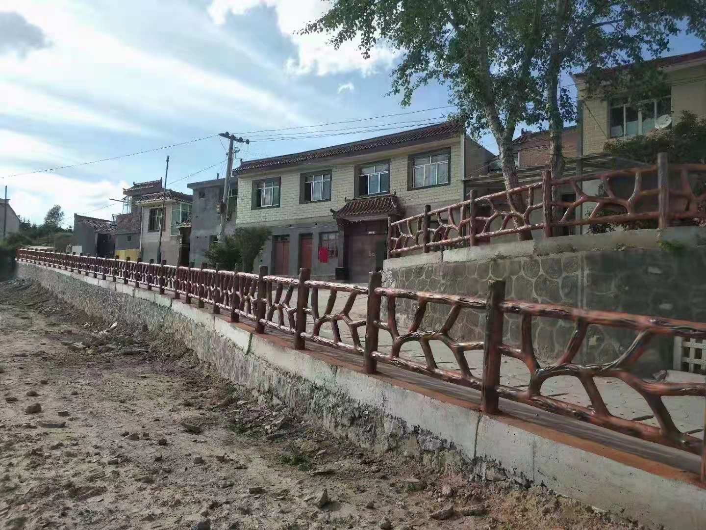 水泥仿藤护栏在什么样的场景中使用才能彰显它的美