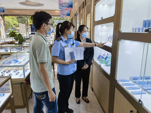 海口市市场监督管理局秀英分局开展规范装饰性彩色隐形眼镜经营行为专项整治行动