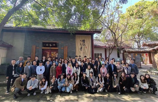 两岸高校艺术交流璀璨绽放 川台联展共筑文化新桥梁