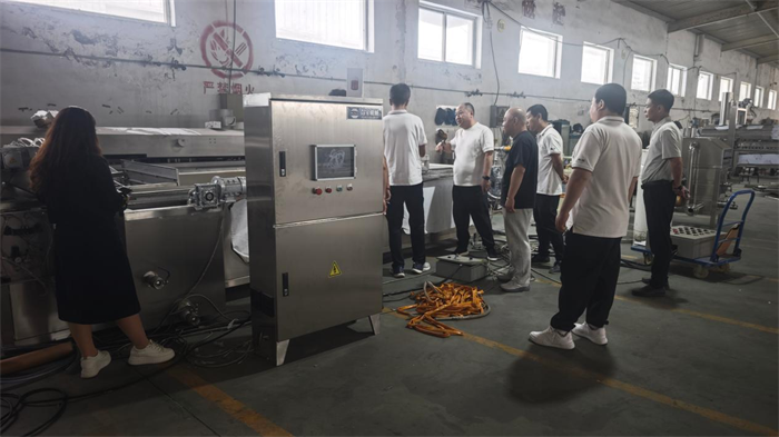 客户来访得宝公司考察油炸流水线工艺技术