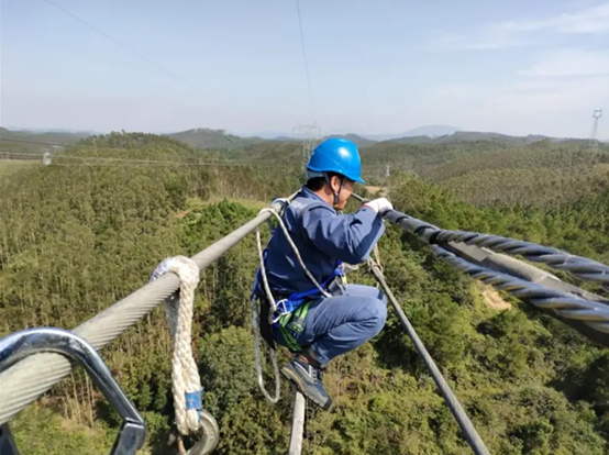 輸電線路舞動(dòng)在線監(jiān)測(cè)裝置，夯實(shí)輸電線路舞動(dòng)預(yù)警防線