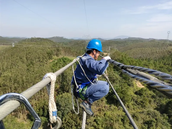 輸電線路舞動(dòng)在線監(jiān)測(cè)裝置，夯實(shí)輸電線路舞動(dòng)預(yù)警防線