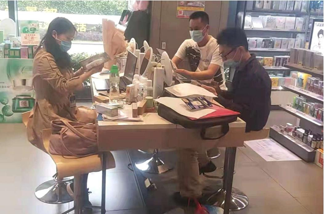 海口市市场监管局美兰分局开展化妆品监督抽样工作