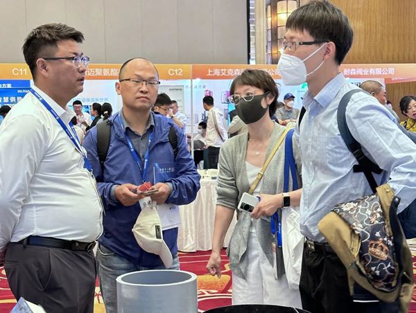 政商恳谈会交流汇报伟之杰的生产经营状况和企业战略发展概况