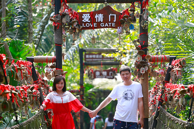 海南呀诺达景区“魅力雨林游”掀“五一”旅游热潮