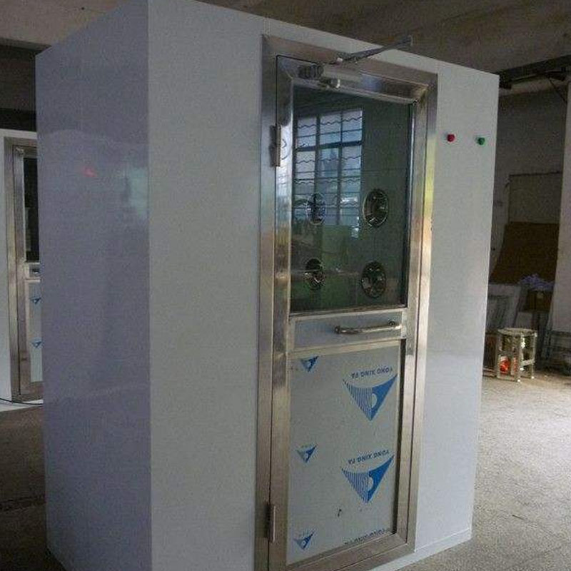 在使用多人風淋室時，如何提高清潔效果？