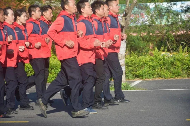 五指山红峡谷景区半军事化管理打造团队