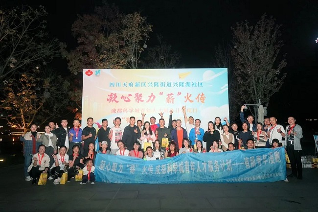 兴隆湖社区举行“凝心聚力‘薪’火传·有肌青年”漫跑活动